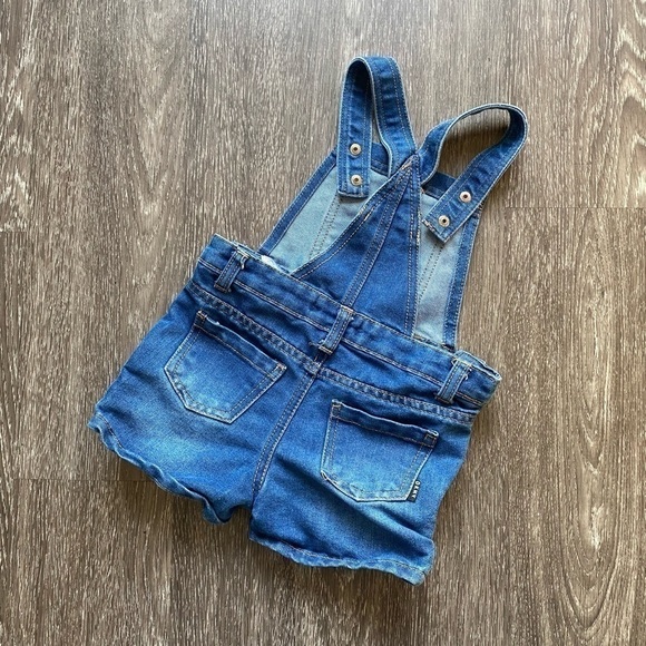 DKNY girl denim shortalls. Size 3T - Picture 2 of 7